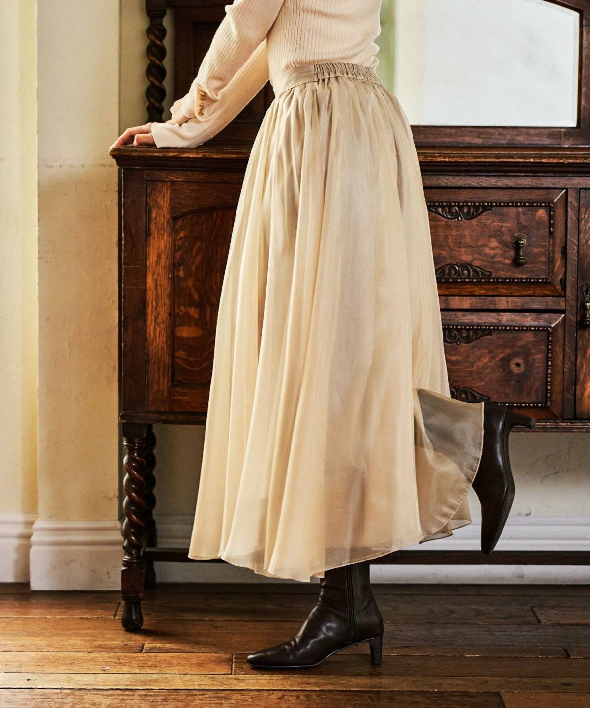 スカートコーデの女性