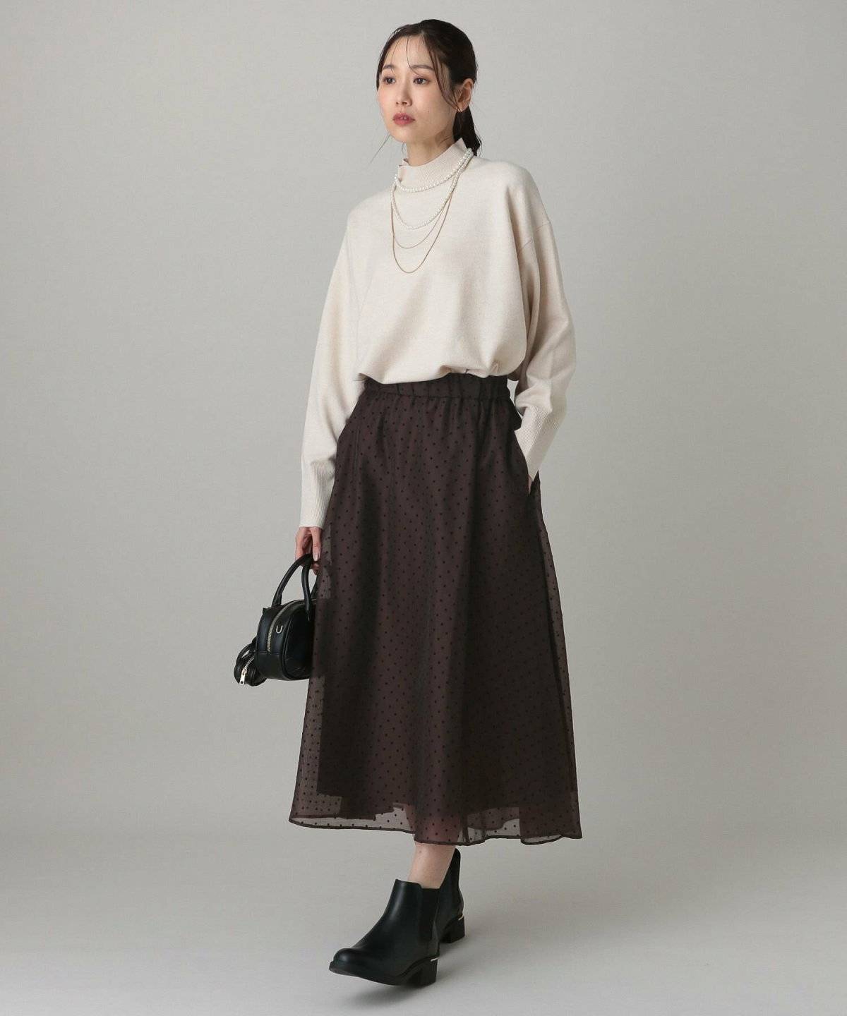 スカートコーデの女性