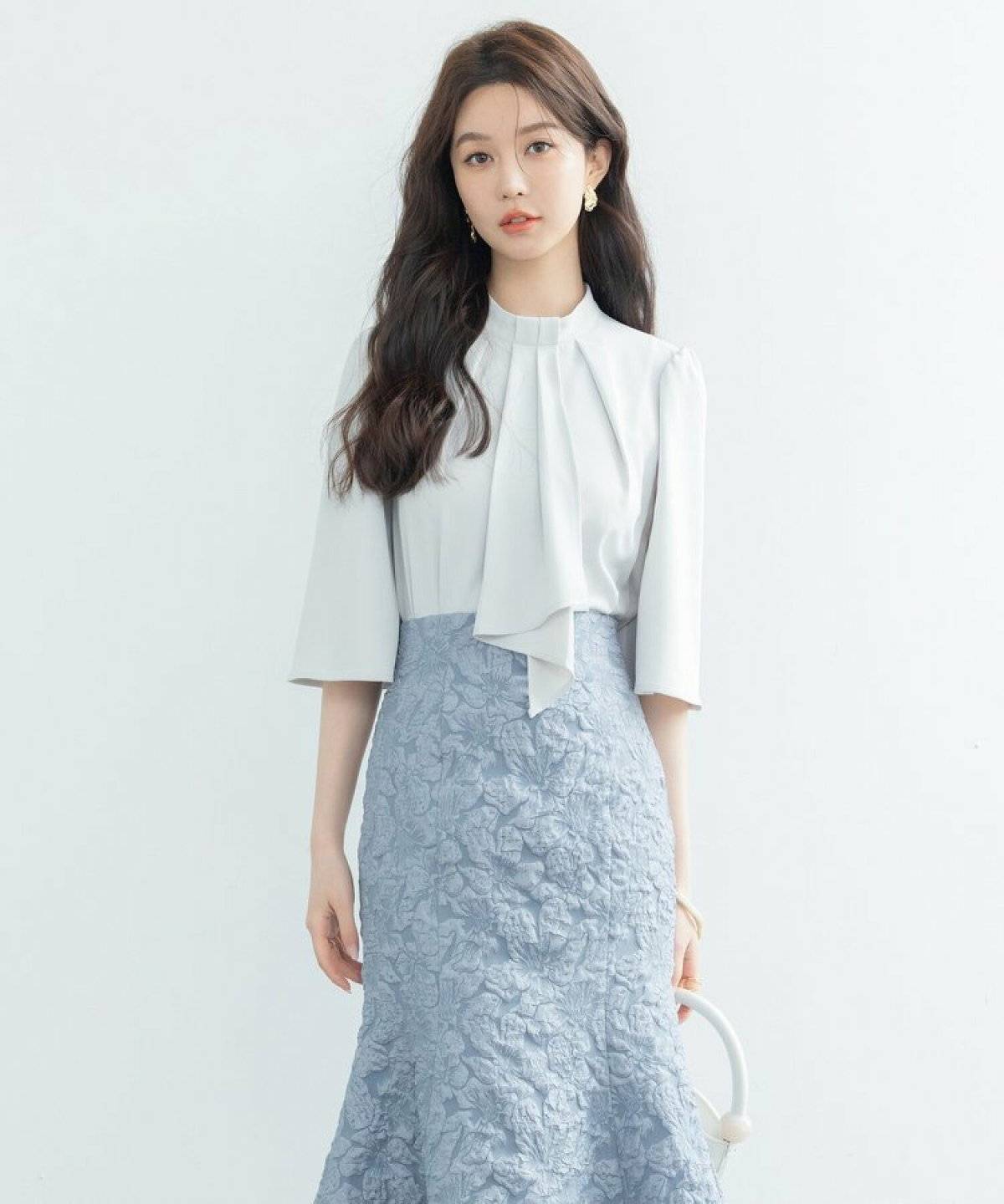 スカートコーデの女性