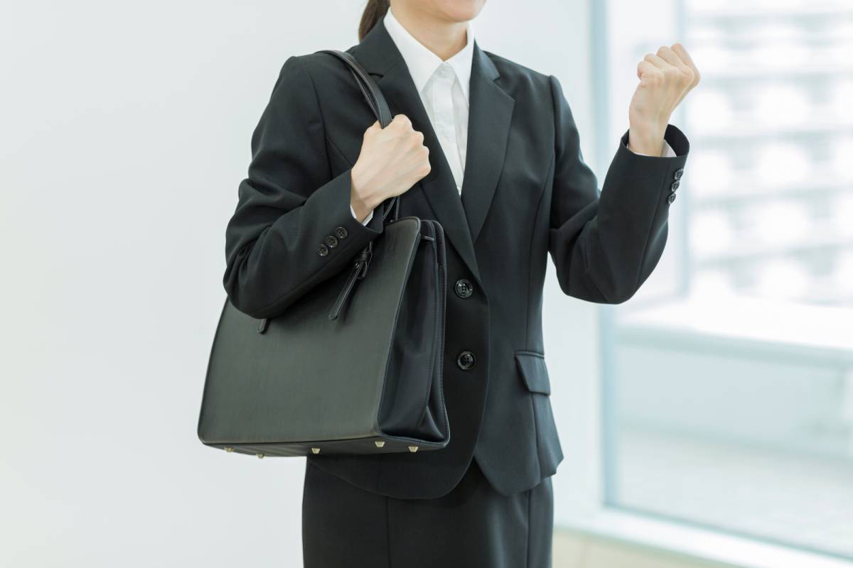 ガッツポーズする人