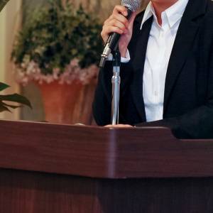  スピーチをする人 