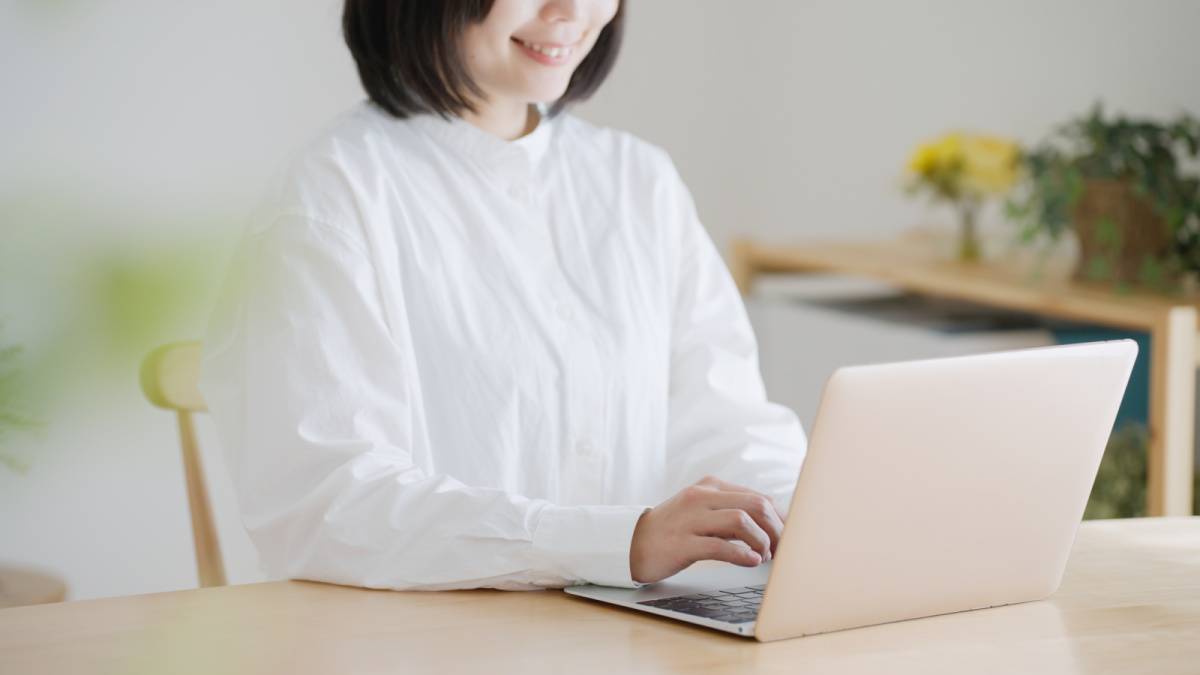 パソコンを操作する人