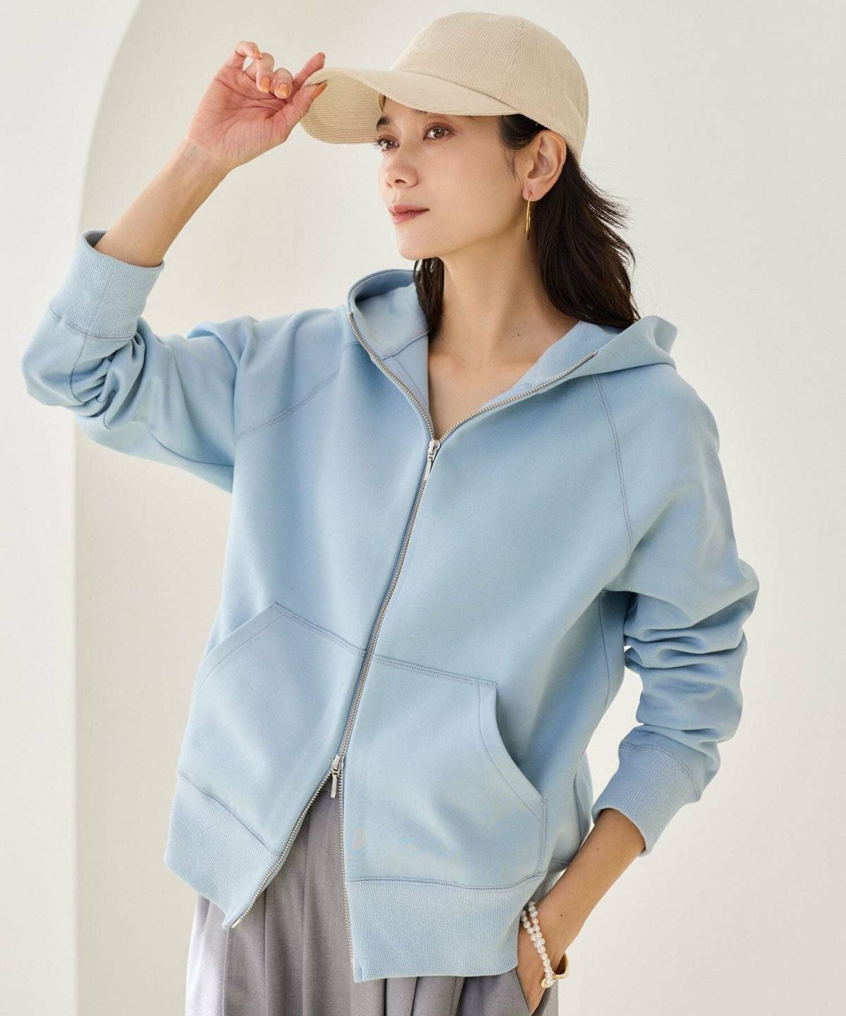 春コーデの女性