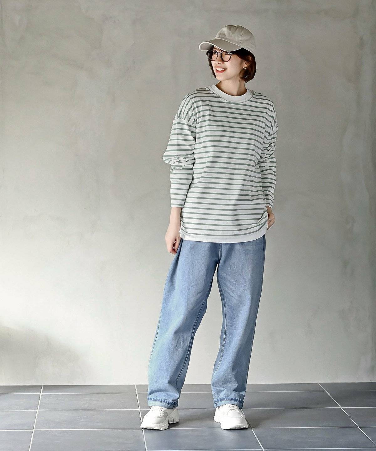 春コーデの女性