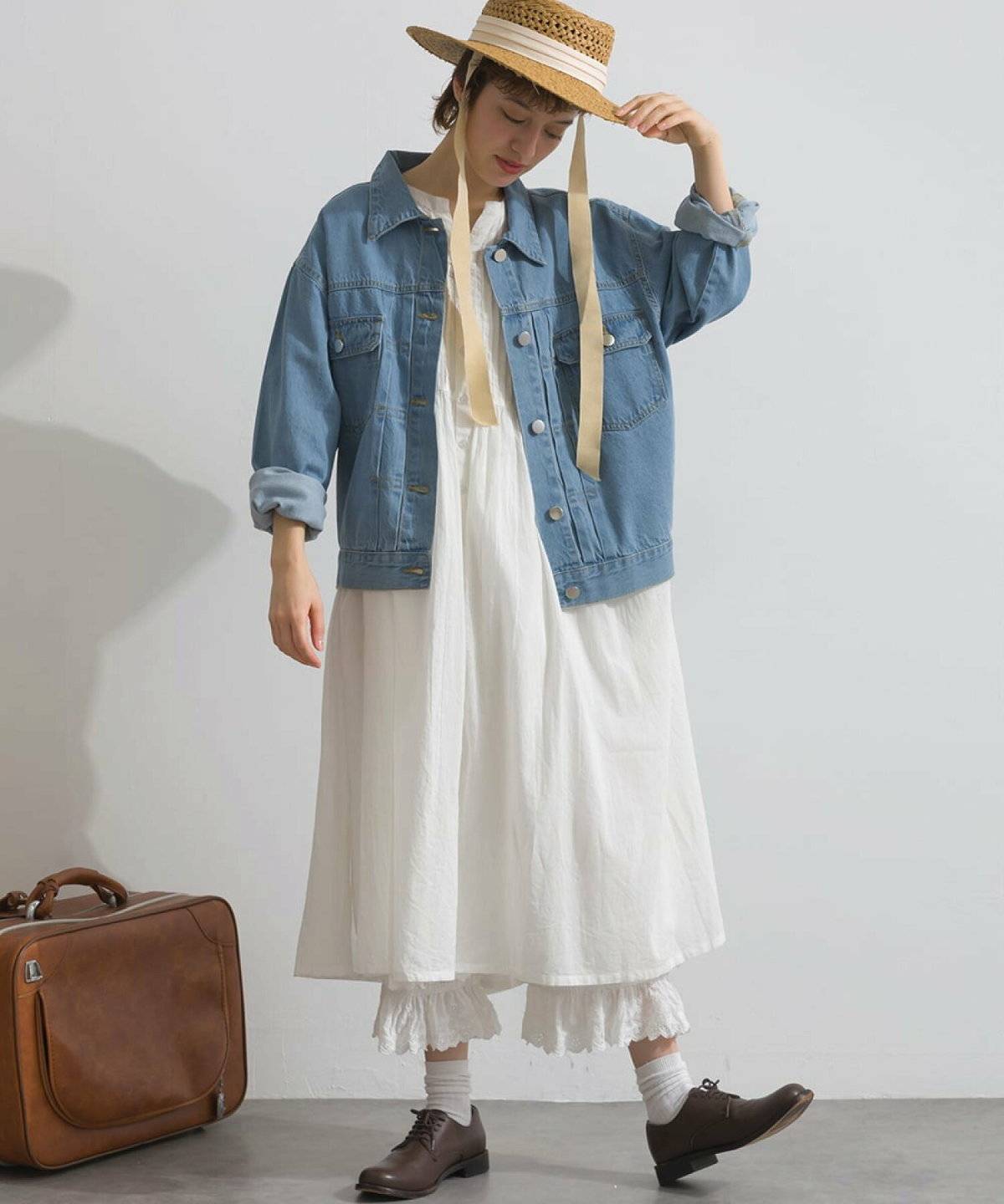 デニムジャケット×白ワンピース