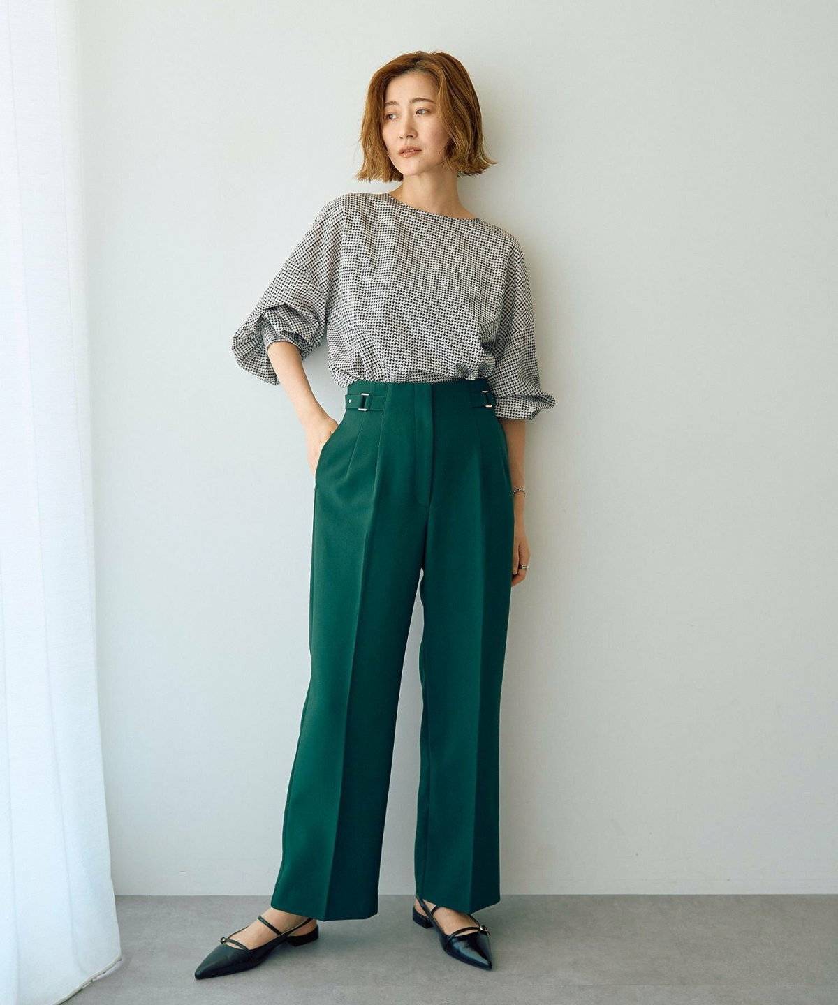 パンツコーデの女性