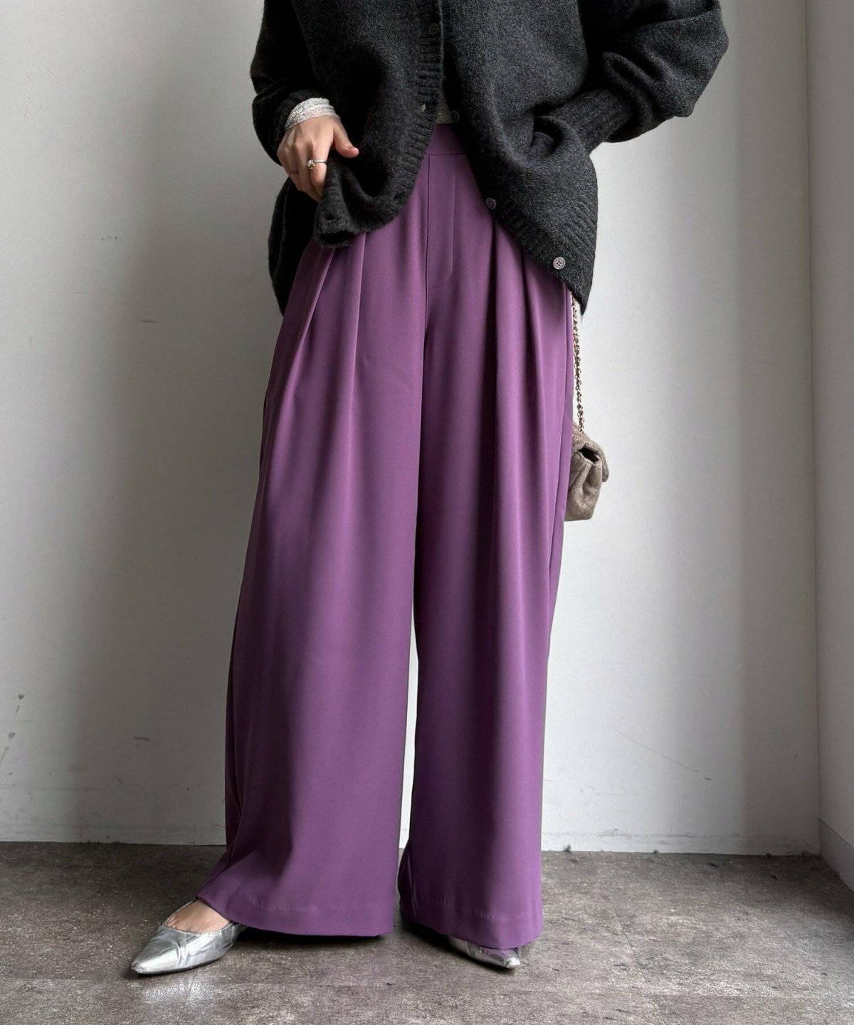 パンツコーデの女性