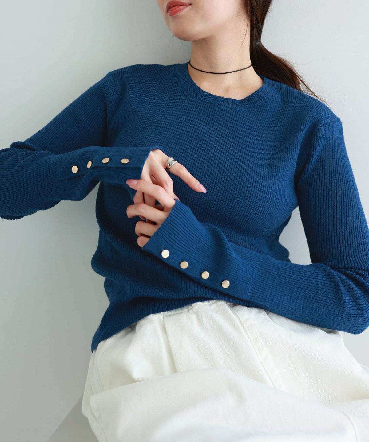 パンツコーデの女性