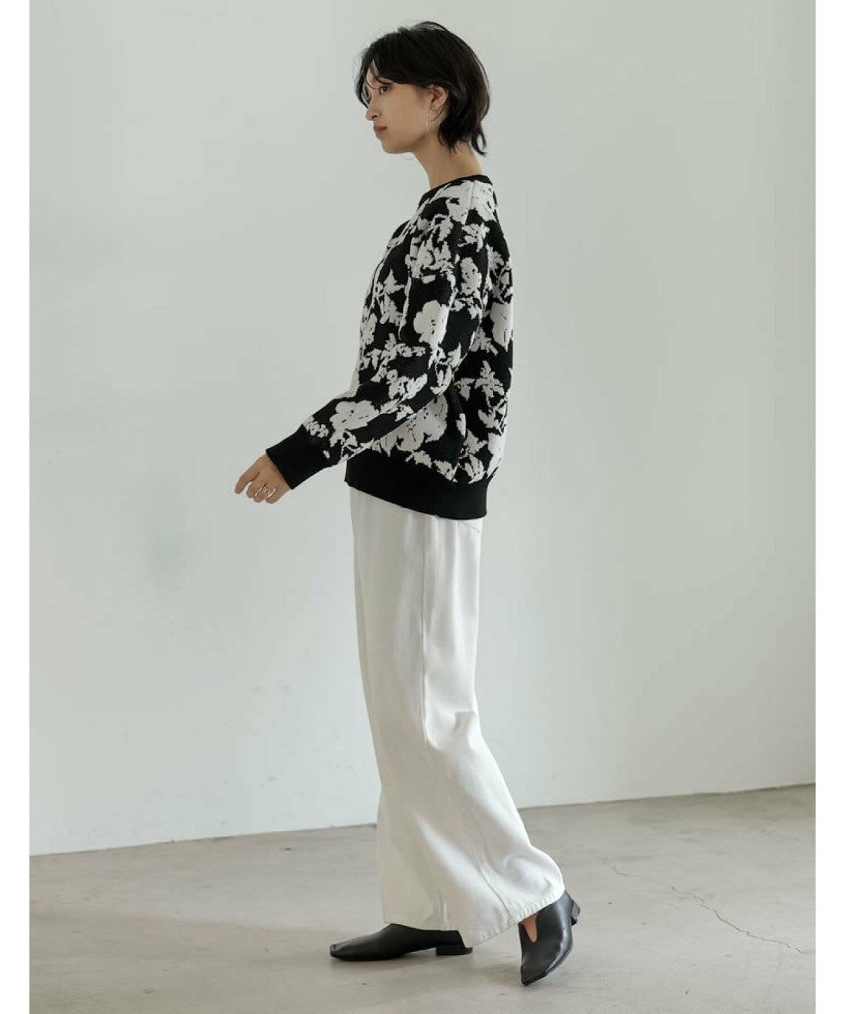 パンツコーデの女性