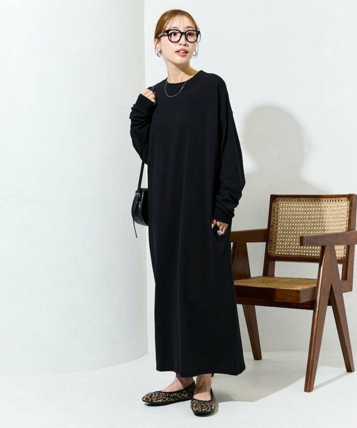 ワンピースコーデの女性