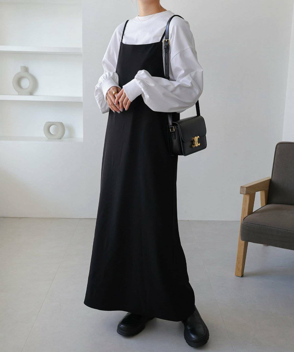 ワンピースコーデの女性