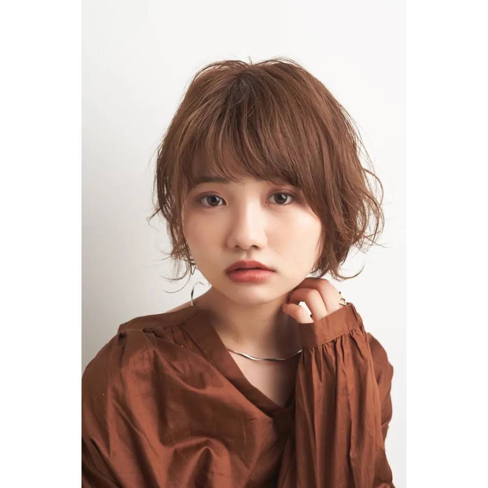 ランダムパーマの上品ショート