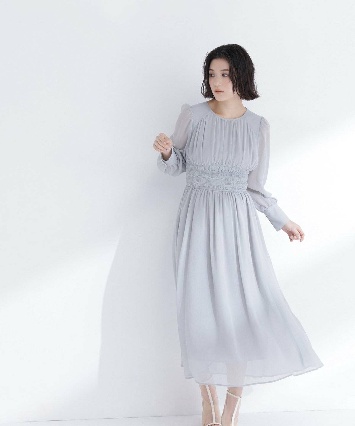 春コーデの女性