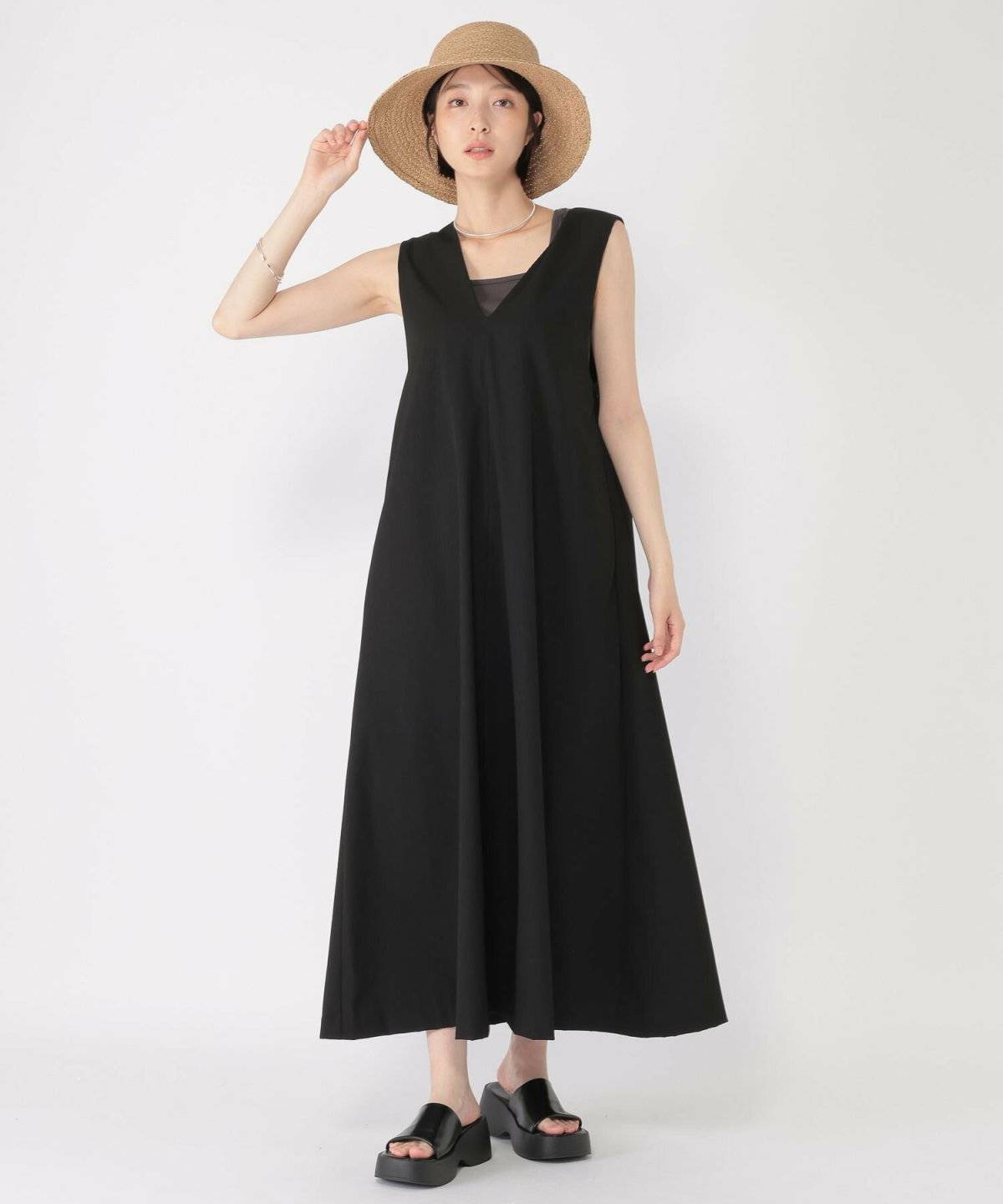 麦わら帽子をかぶった女性