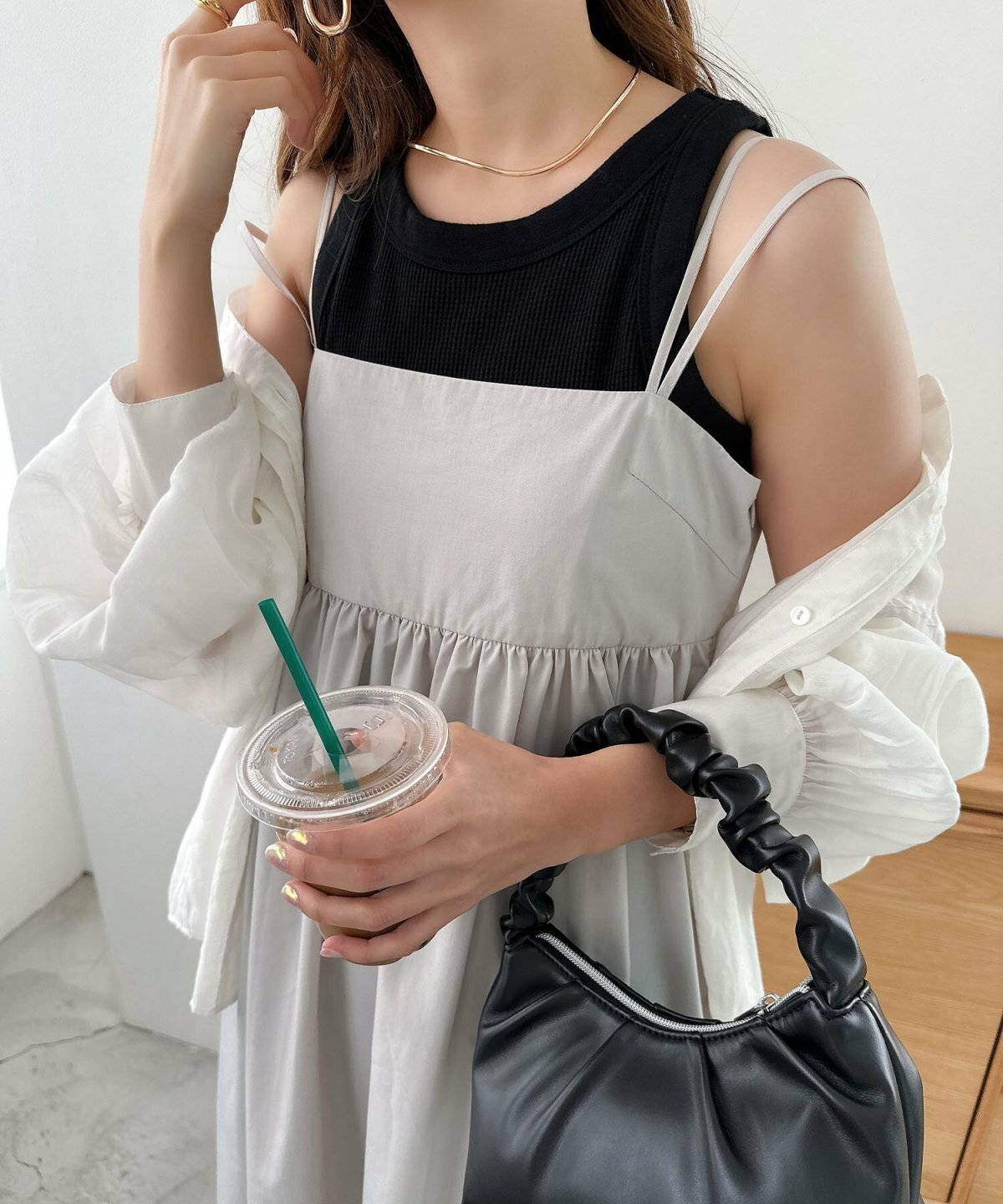 夏コーデの女性