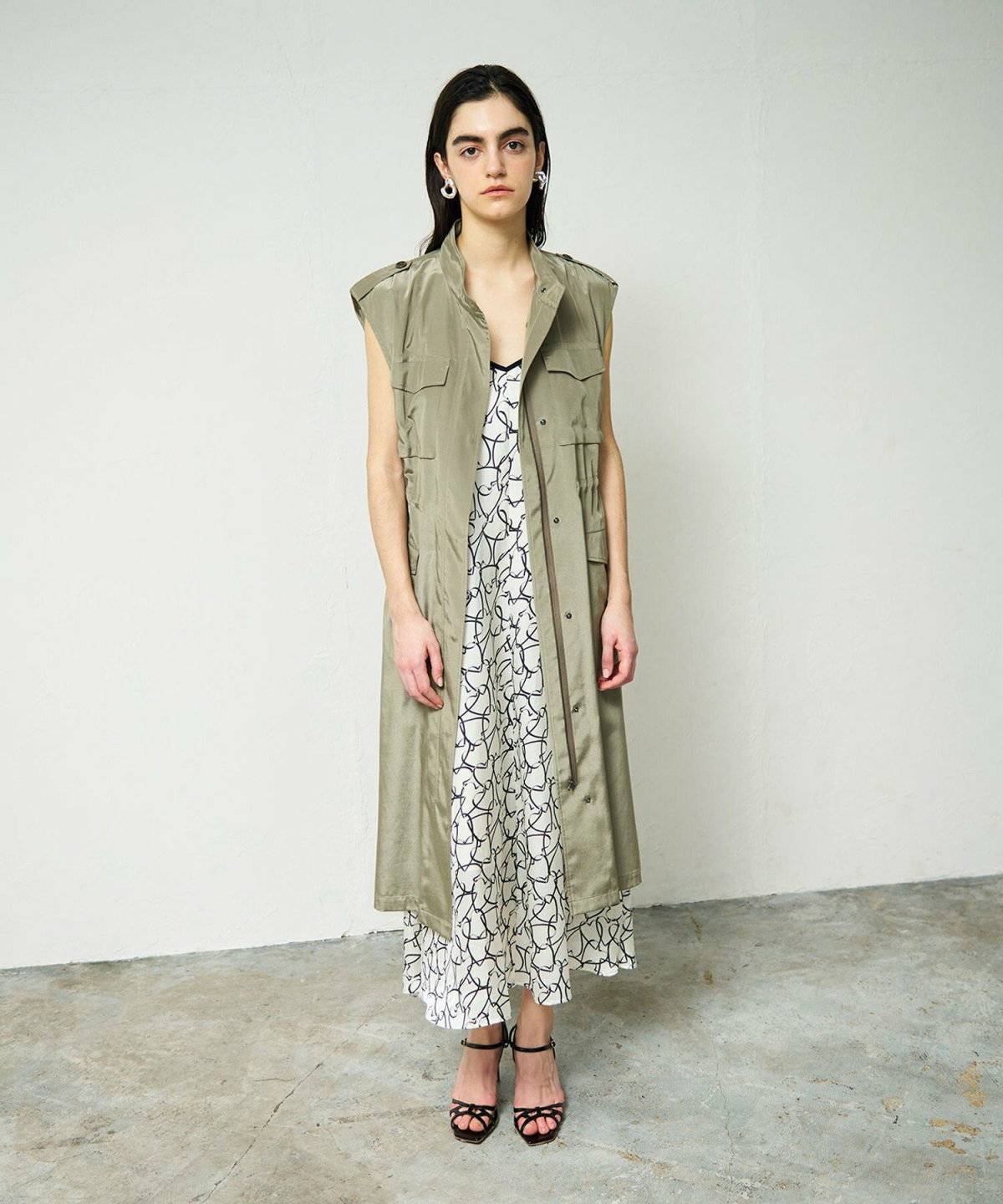 モノトーンコーデの女性