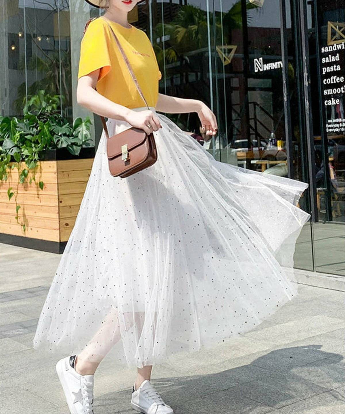 プリントTシャツにチュールスカートを合わせた女性