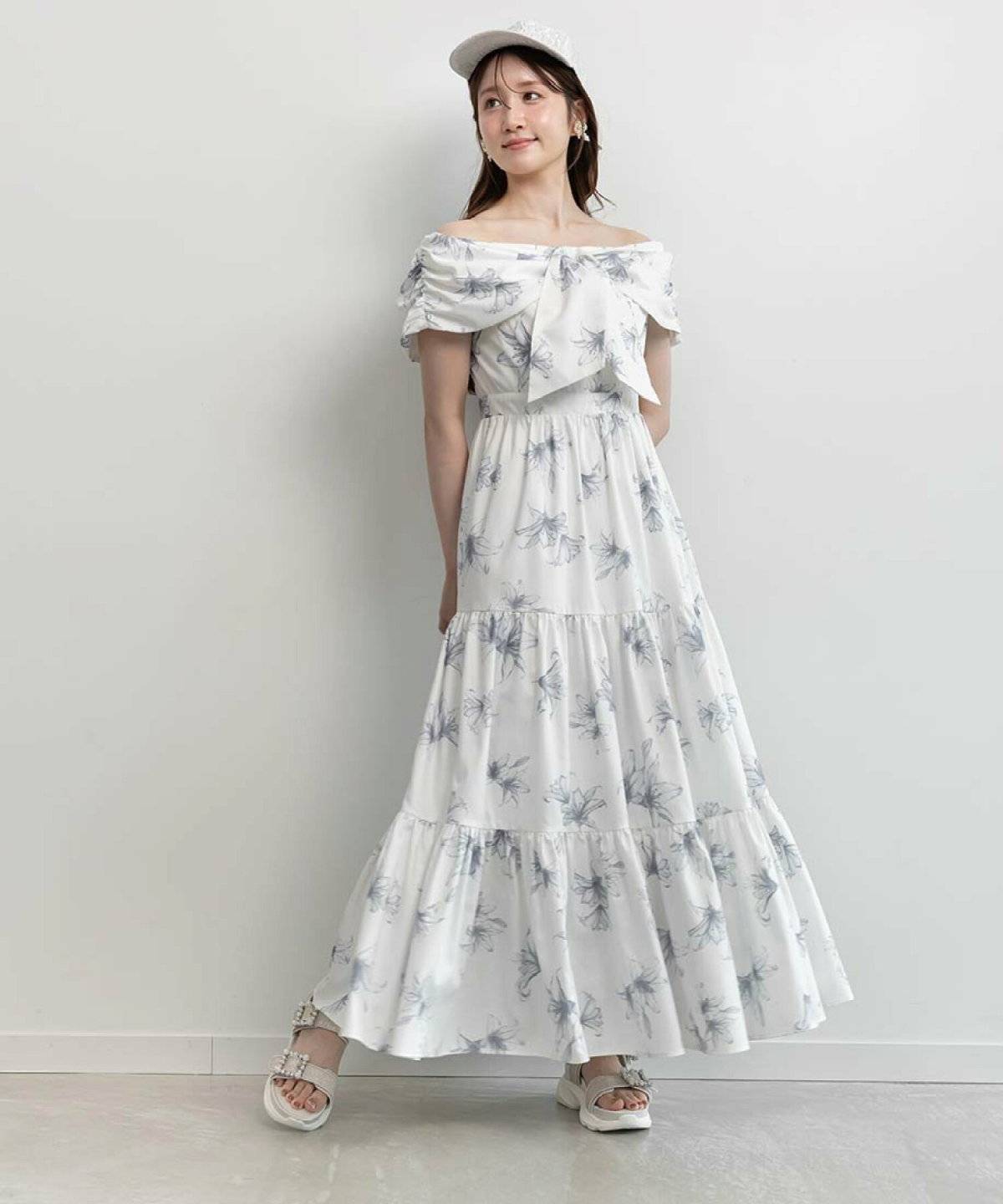 ブルーのワンピースを着た女性