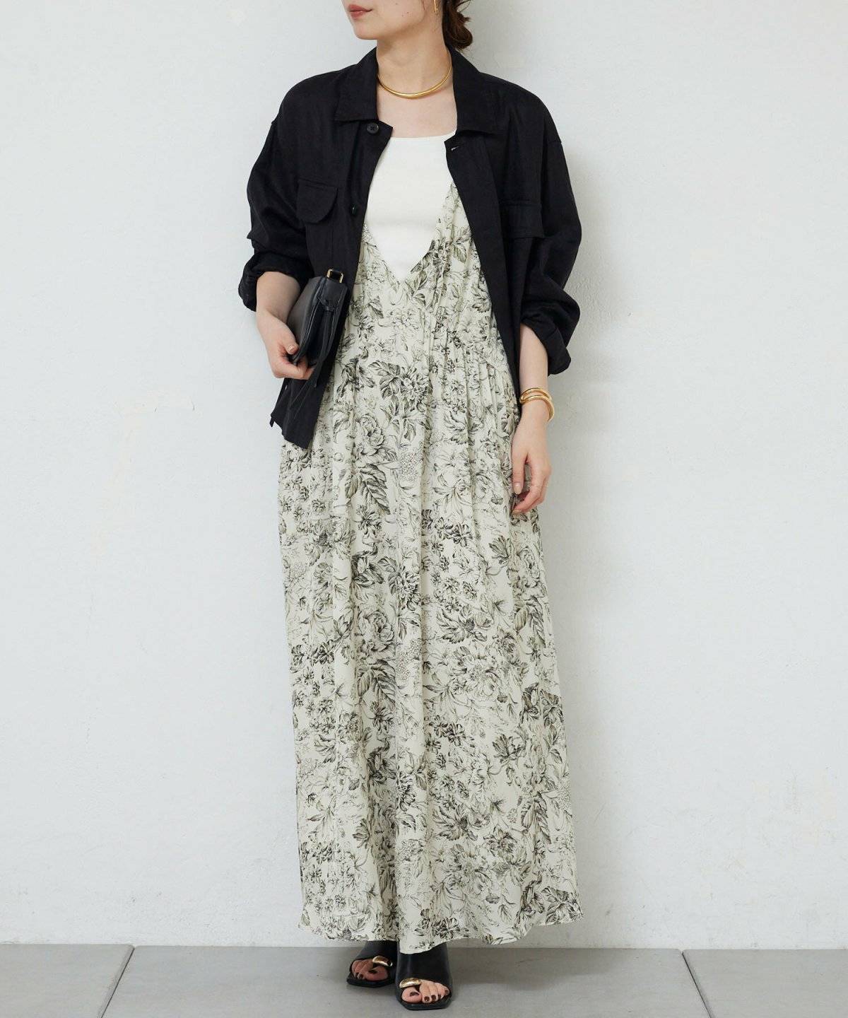 モノトーンコーデの女性