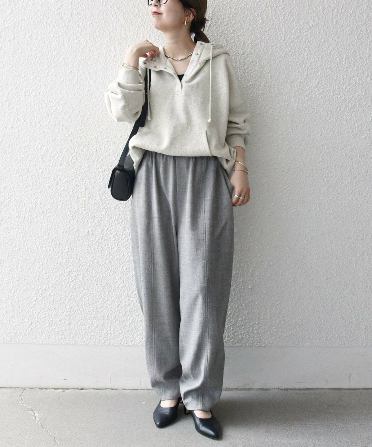 グレーのワントーンコーデの女性