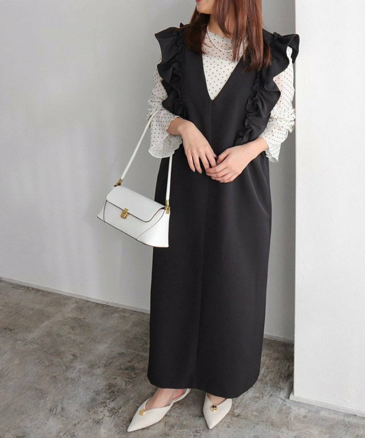 モノトーンコーデの女性