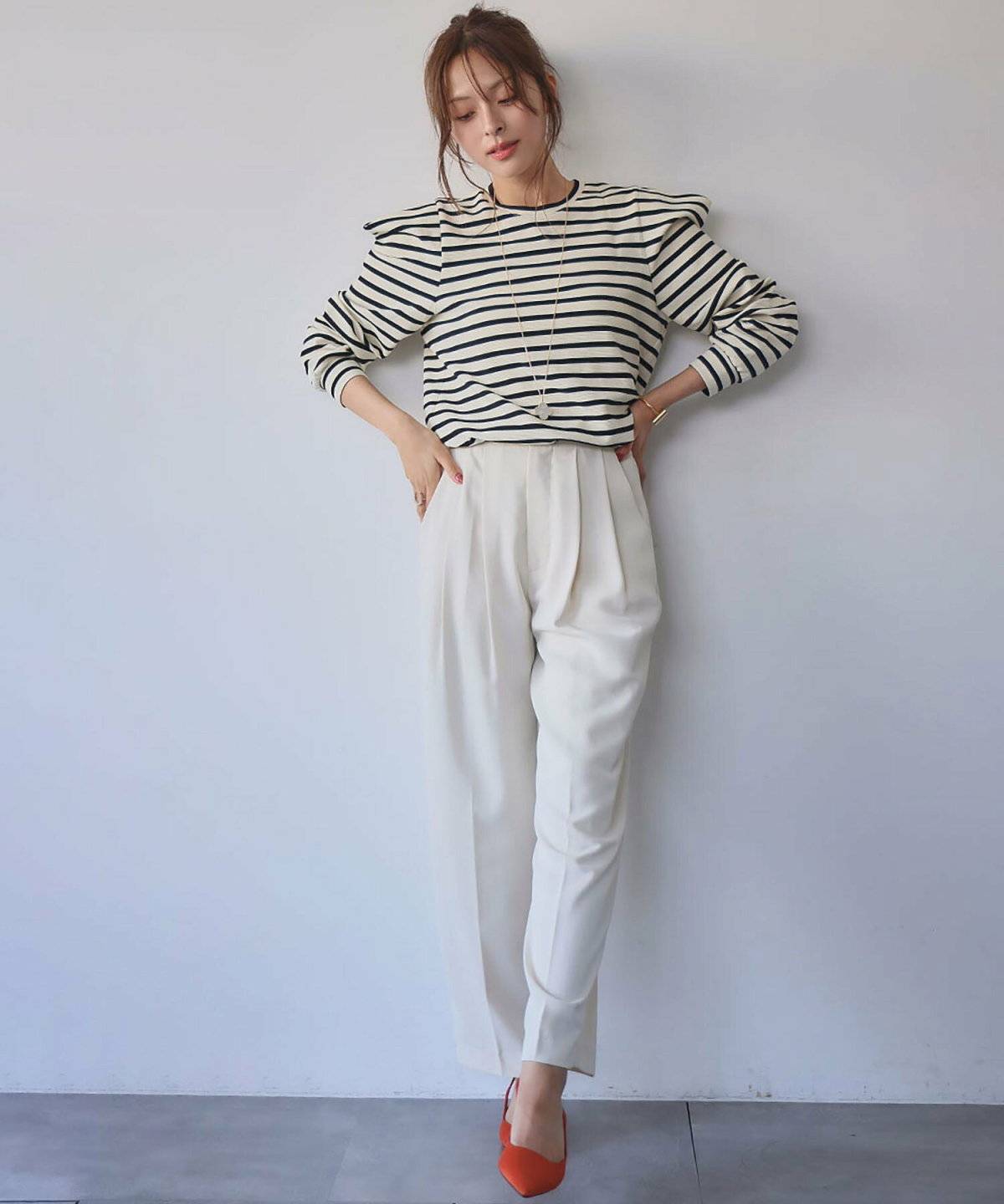 ボーダー柄トップスにパンツを合わせた女性