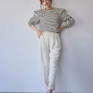  パンツコーデの女性 