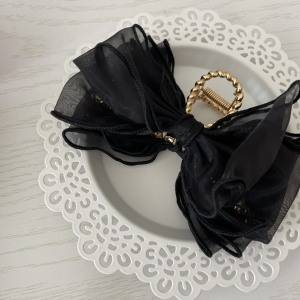 いつもの巻き髪が即こなれる。「ヘアクリップ」を留めるだけで大人ガーリーに♪