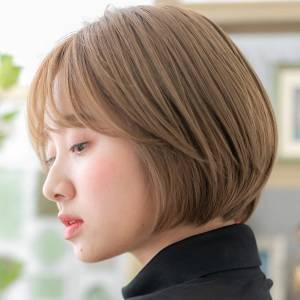  ベージュカラーのマッシュボブ 