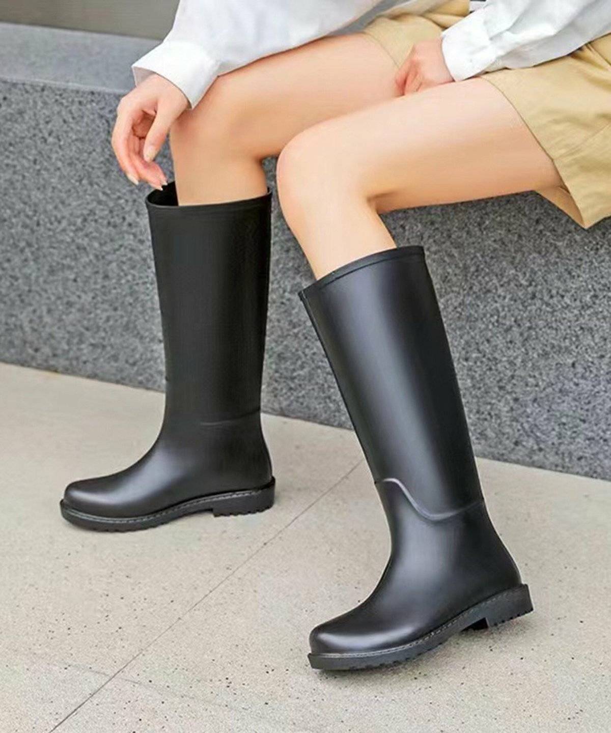 雨の日コーデの女性