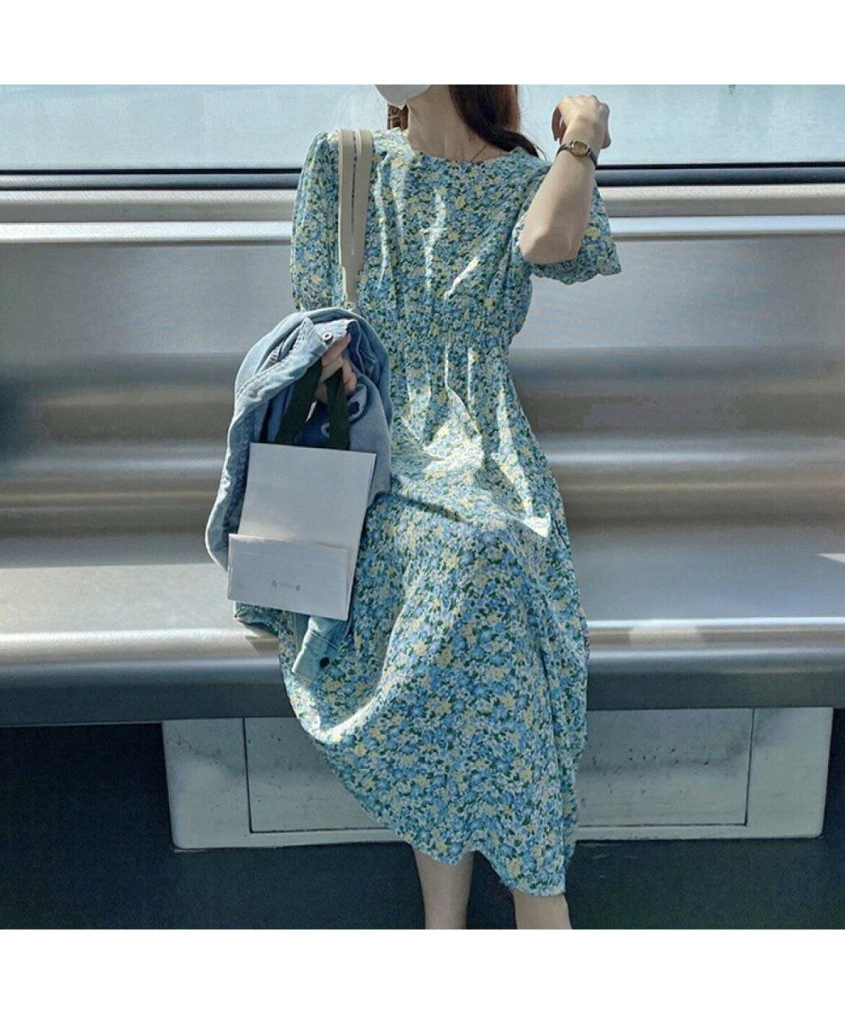 春コーデの女性