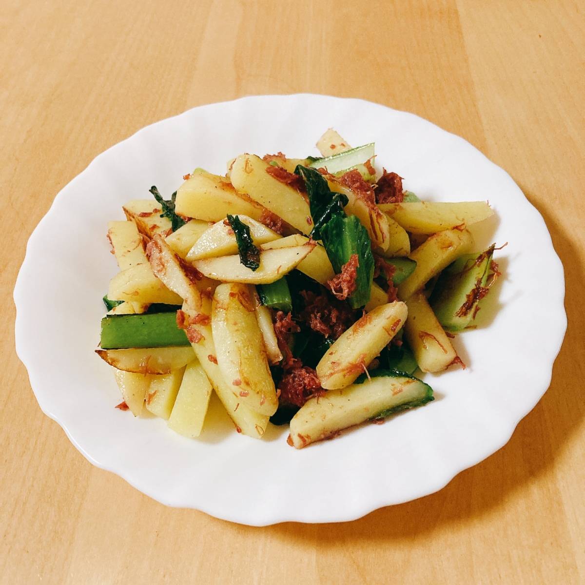 JAグループ公式の「じゃがコンビーフホウレン草のバター炒め」のレシピ