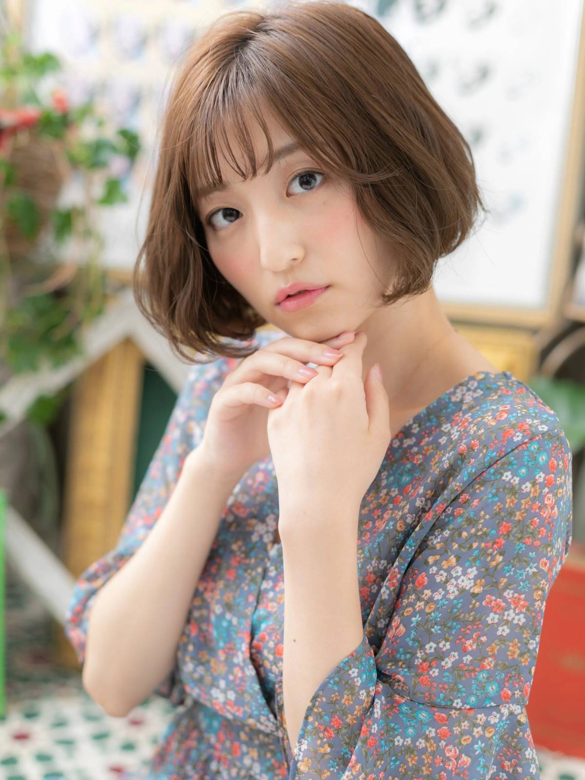 オリーブベージュのゆるふわボブ