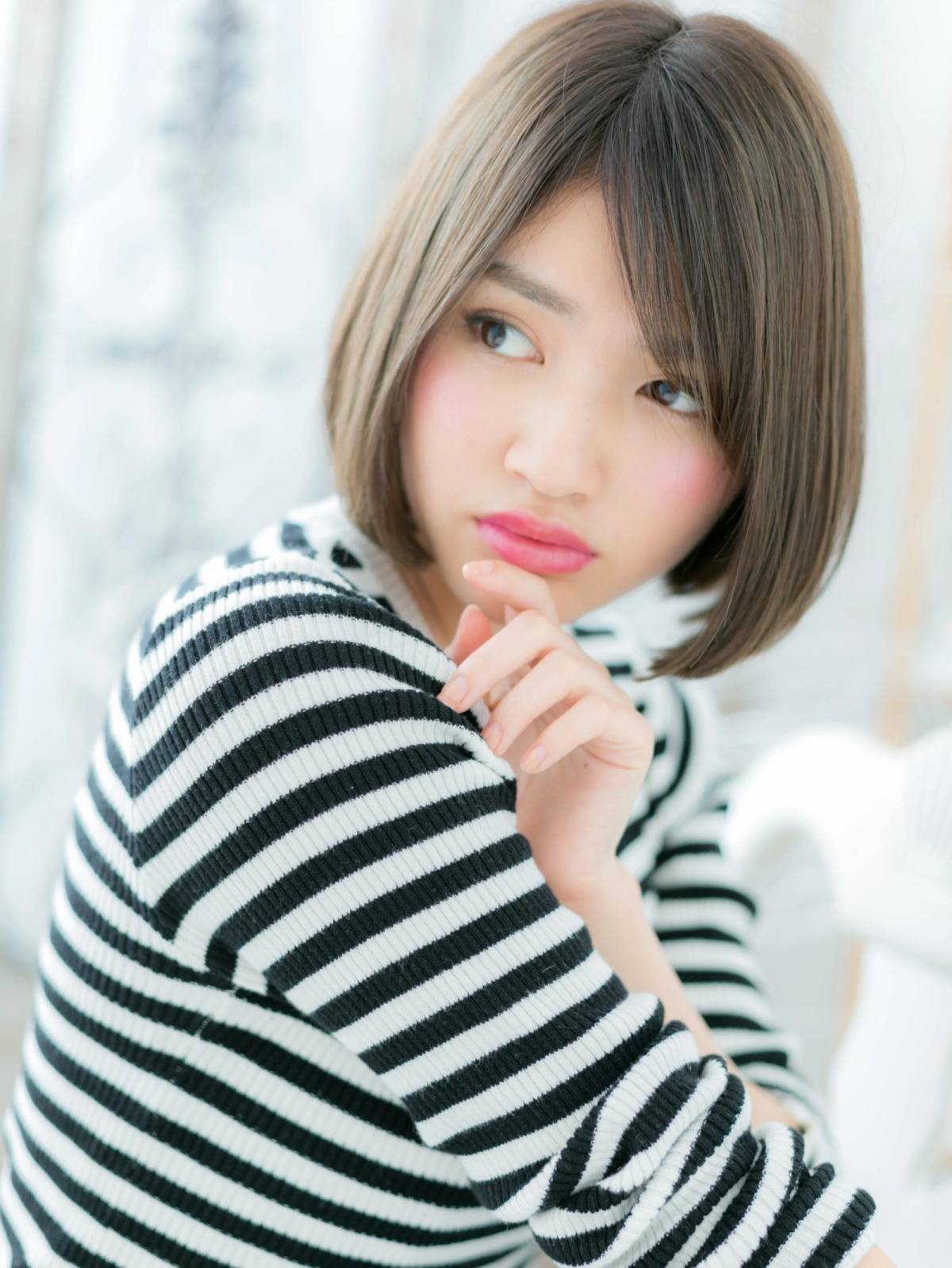 毛先がハネにくい前下がりボブ