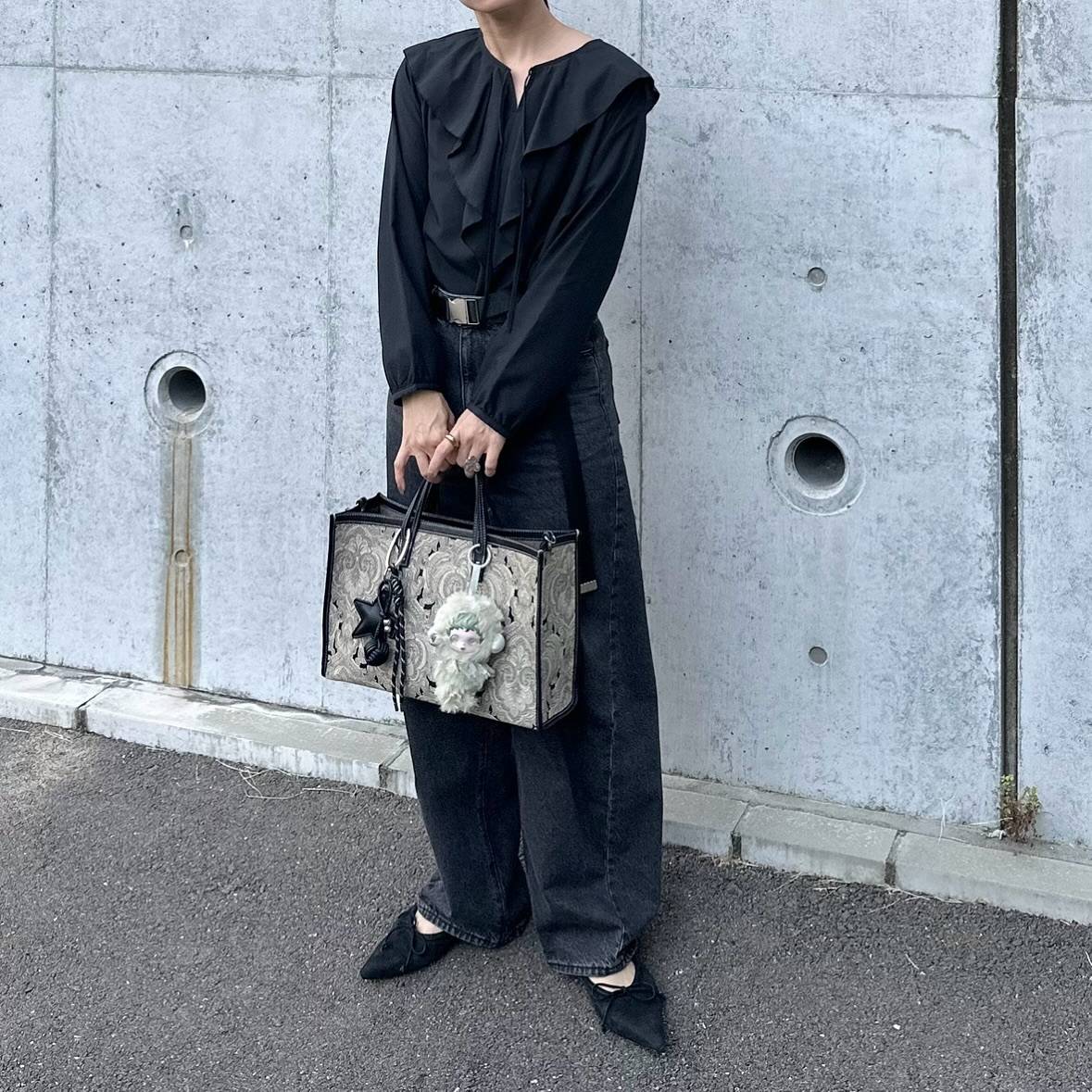 フリルブラウス×デニムパンツ