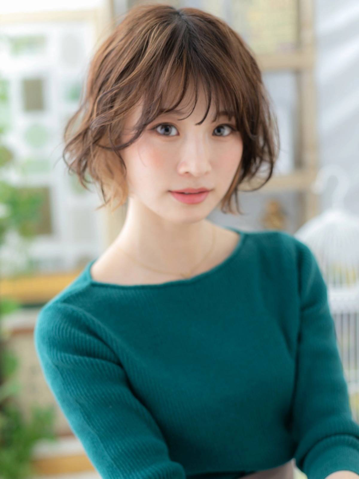 イヤリングカラーのゆるふわボブ