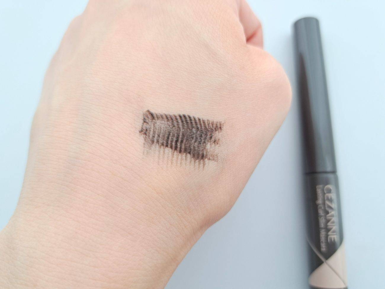 CEZANNE(セザンヌ) 耐久カールスリムマスカラ S01ブラックの手元スウォッチ