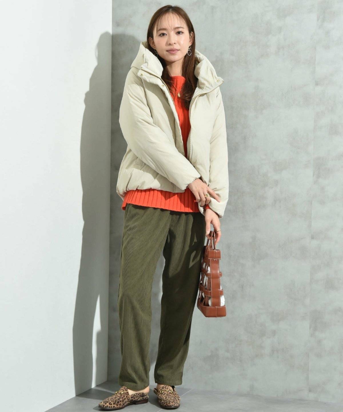 ダウンジャケット×オーバーサイズハイネックニット×コーデュロイパンツ