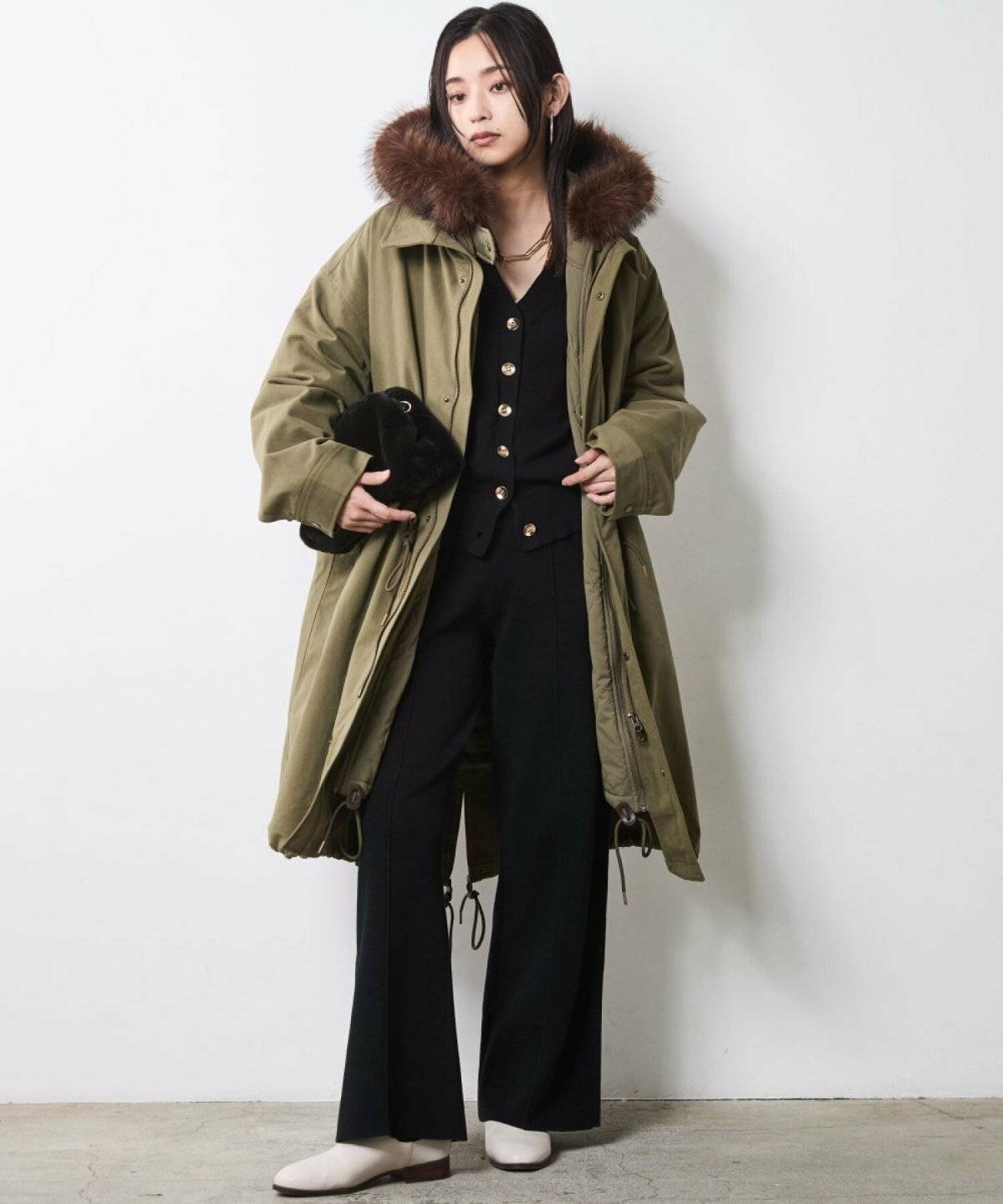 中綿ロングコート×クルーネックルーズニット×起毛テーパードパンツ