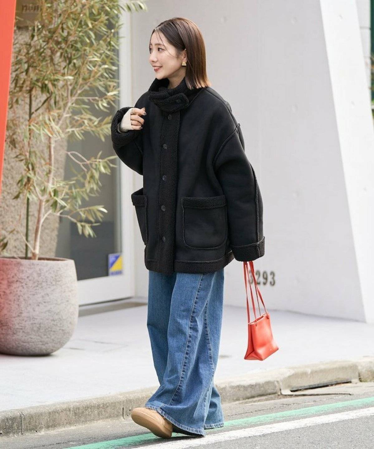 ムートンコート×ローゲージニット×デニムパンツ