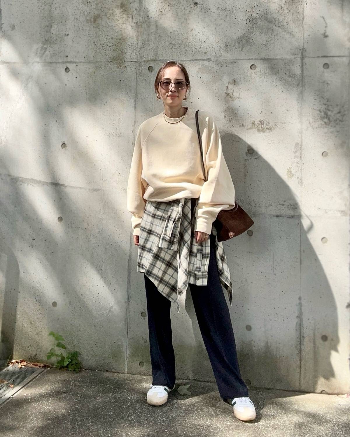 チェック柄のシャツを腰巻きする♪