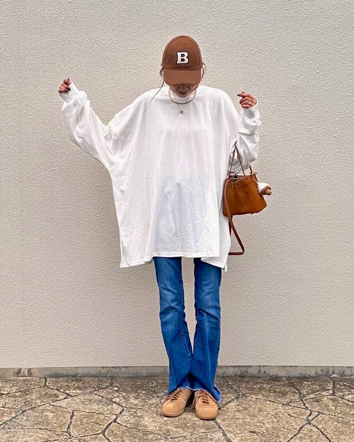 オーバーサイズのトップス×デニムパンツ