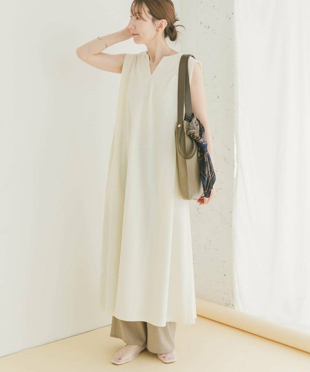 ホワイトロングワンピースコーデ