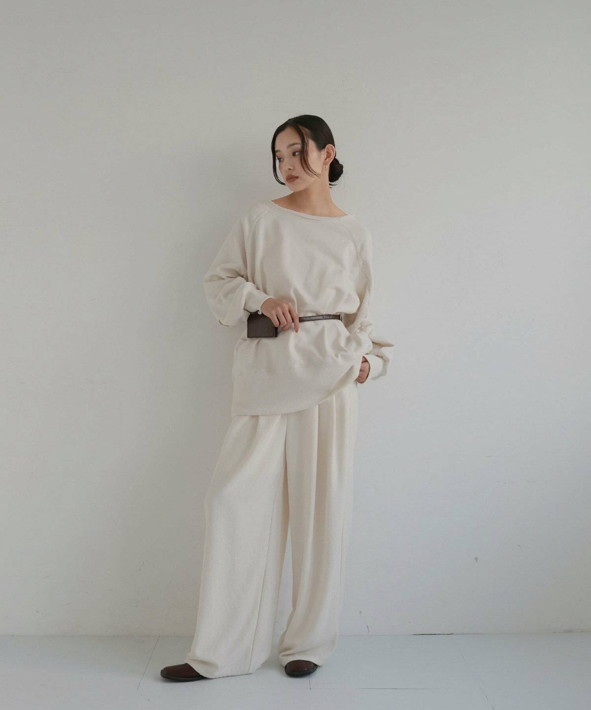 オールホワイトスウェットコーデ