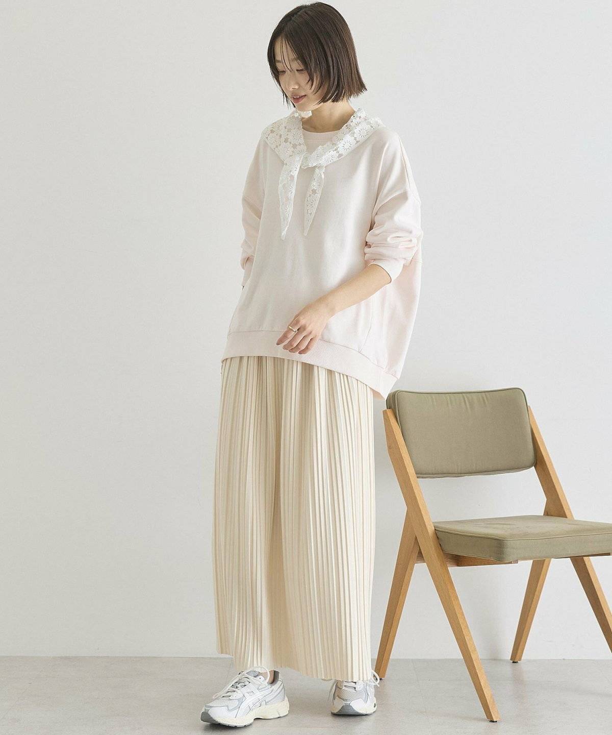 ホワイトパーカーコーデ