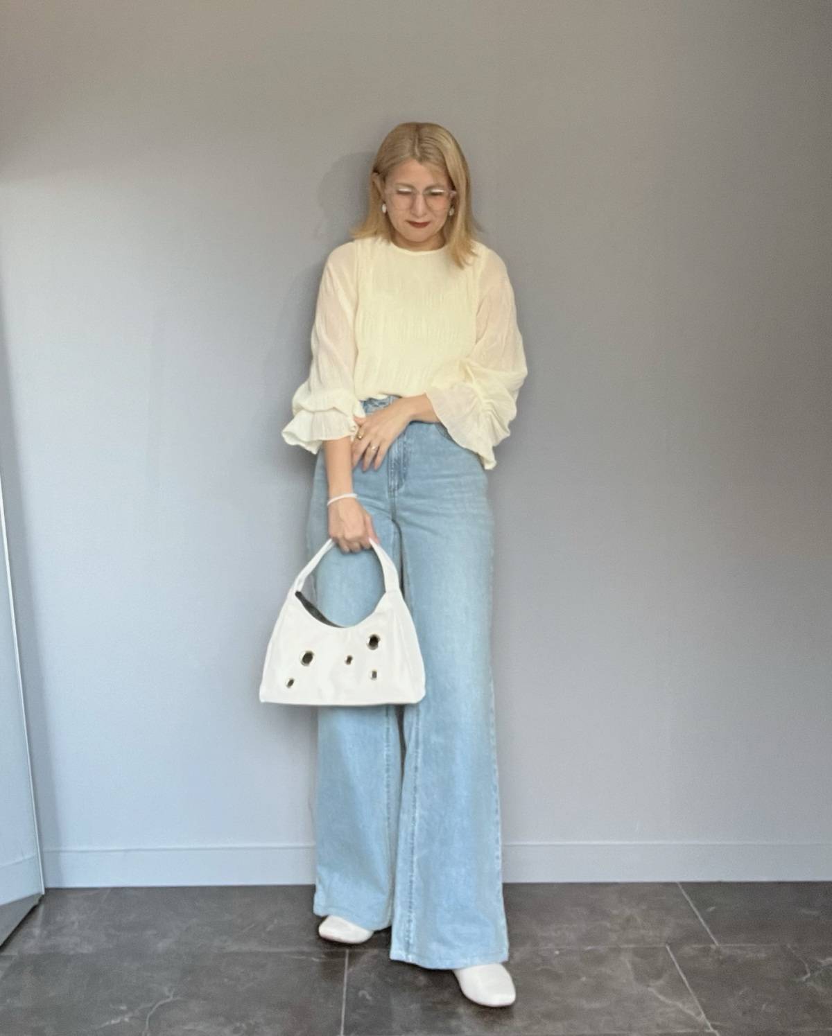 シアーブラウス×デニムパンツ