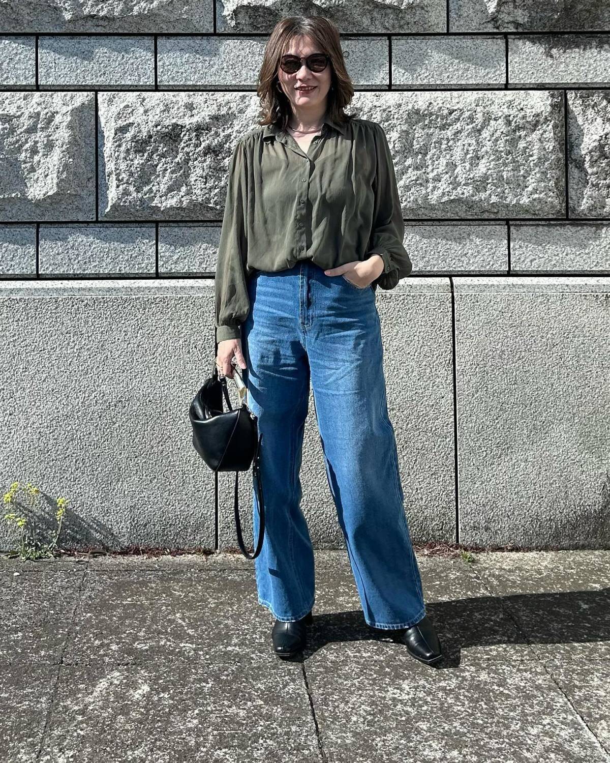 とろみブラウス×デニムパンツ