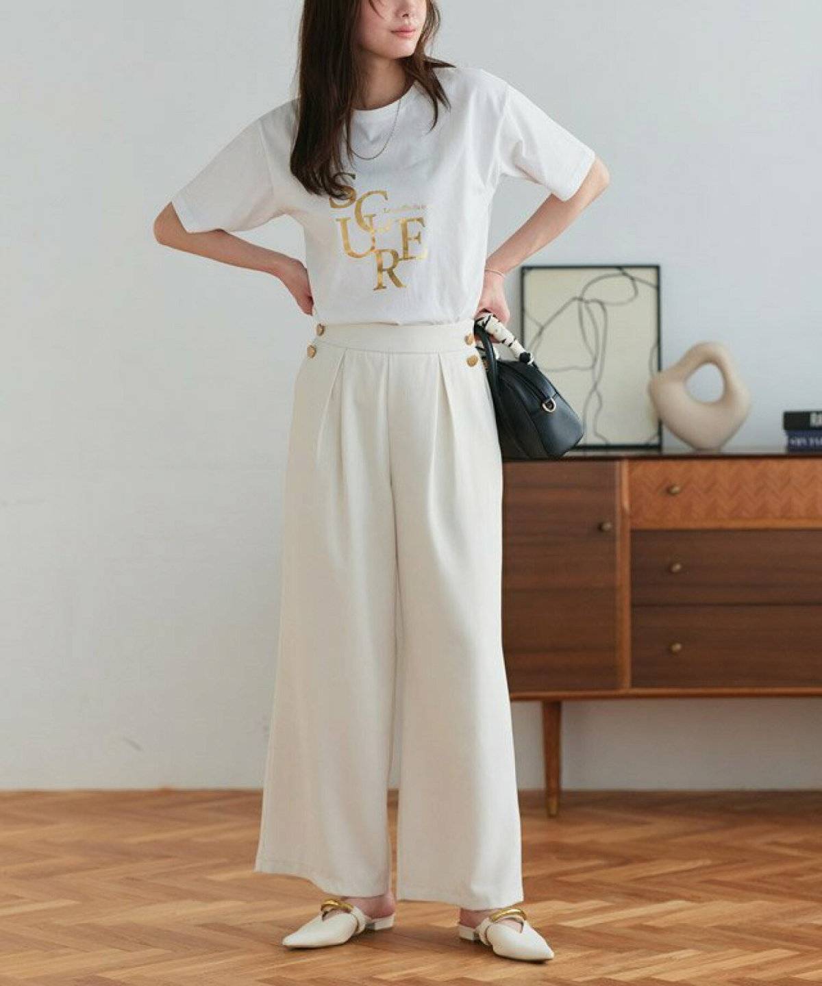 ホワイトスリットTシャツコーデ