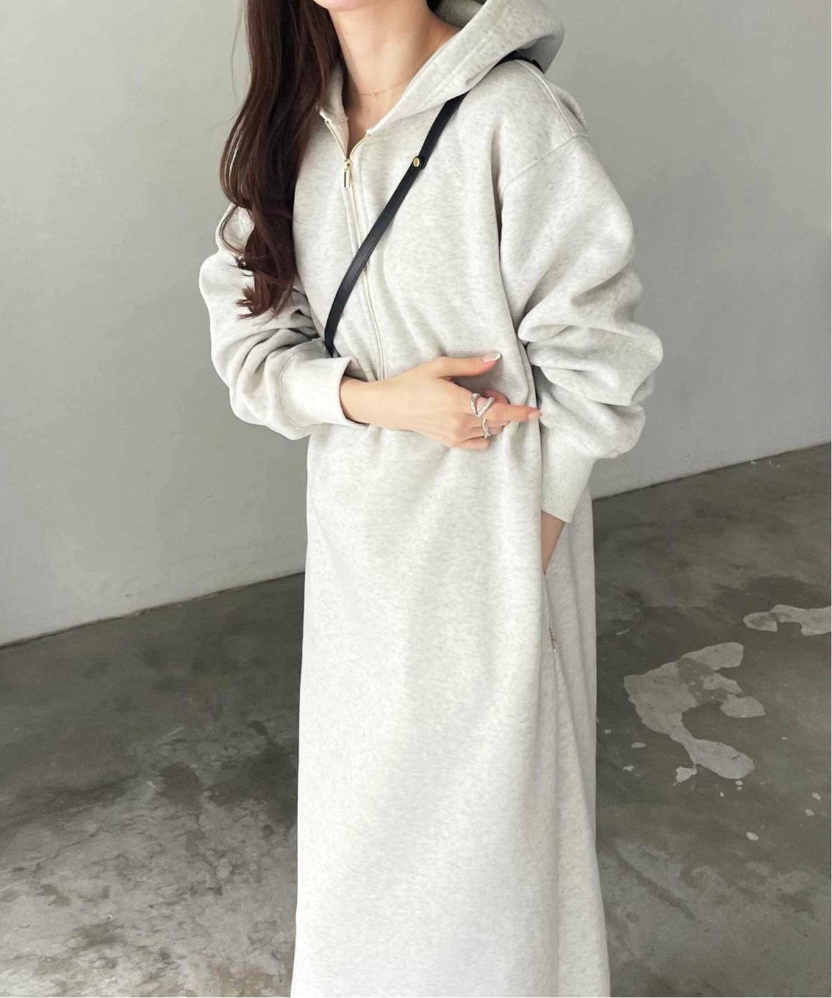 フーディーマキシワンピースコーデ