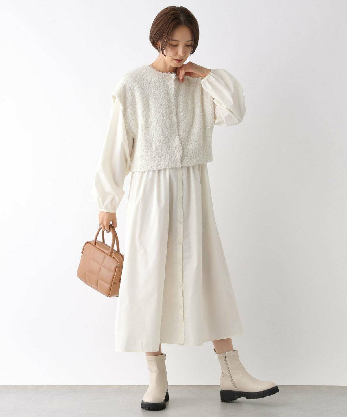 ホワイトニットベストコーデ